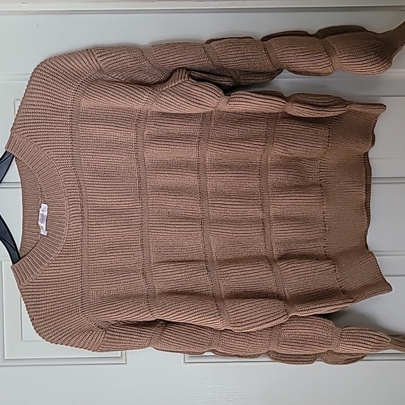 Woman tan puff sleeved sweater size small - Picture 1 of 4